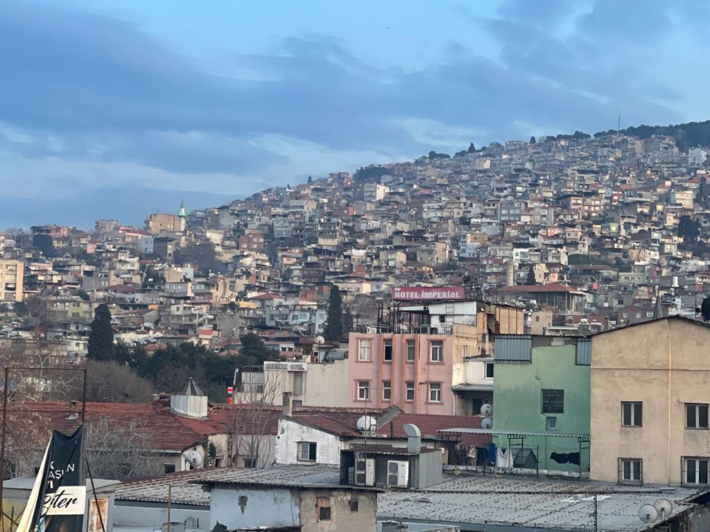 Sarangaa ھومرَ جو گُم ٿي ويل شھرُ، نيرو ساحلُ ۽ يوناني حُسن