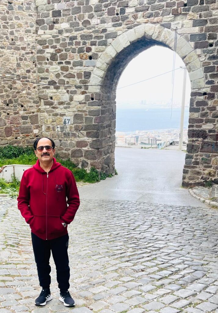 Sarangaa ھومرَ جو گُم ٿي ويل شھرُ، نيرو ساحلُ ۽ يوناني حُسن