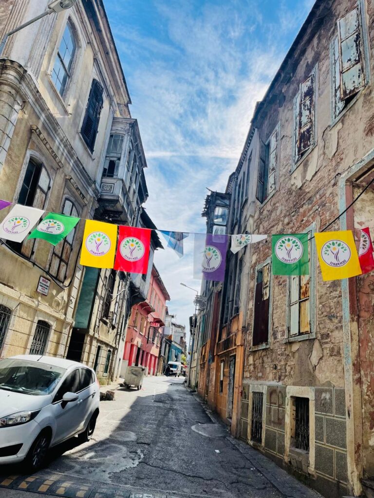 Sarangaa ھومرَ جو گُم ٿي ويل شھرُ، نيرو ساحلُ ۽ يوناني حُسن